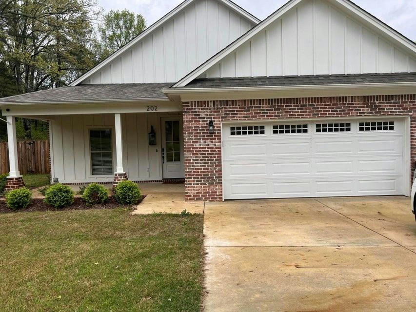 202 ROBBINS DR, NEW ALBANY, MS 38652, photo 1 of 19